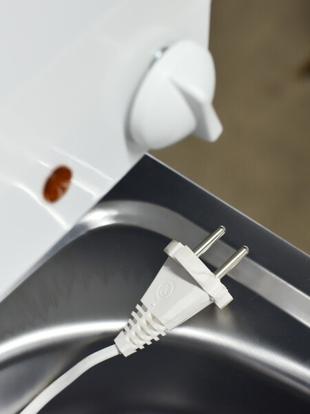 Умывальник "Весна" с ЭВН (мойка Нержавейка 40*50, бак 17л) 1,25кВт белый