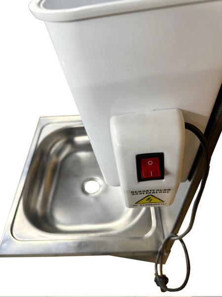 Умывальник навесной Водолей с ЭВН ПЛАСТ. БАЧОК (нерж. мойка 40*50,V-бака 17л.) 1,25кВт СЕРЕБРО, кран пластик (2 места)