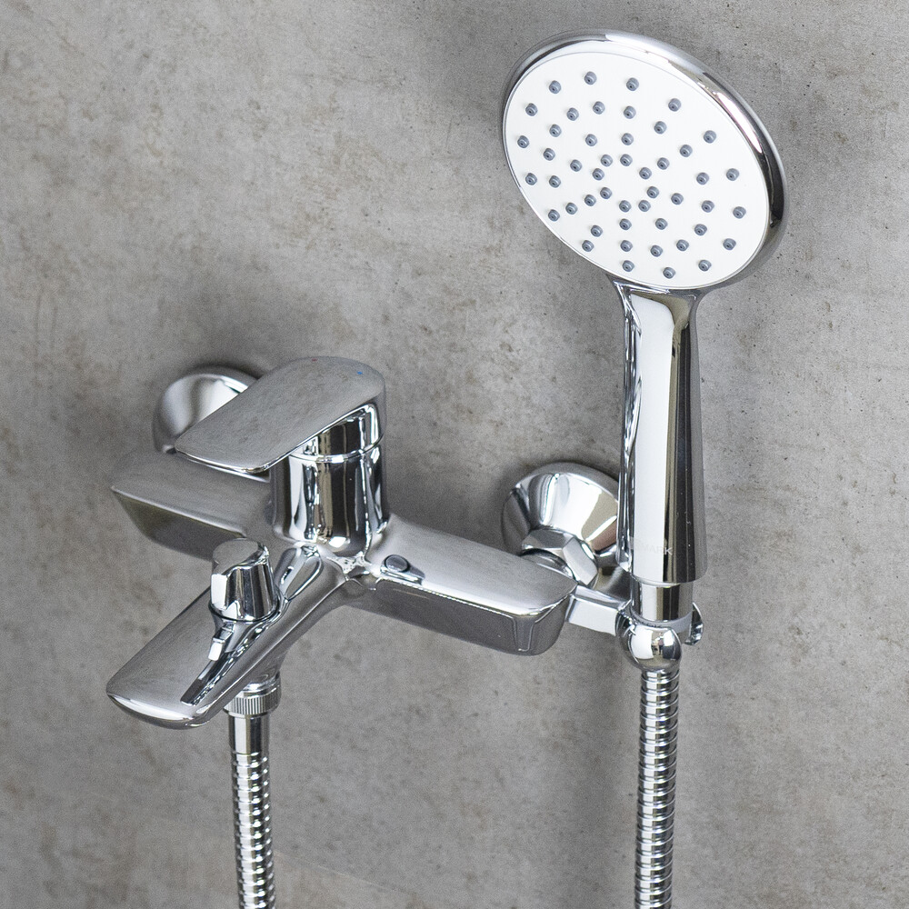 LM11414C Verba Смеситель для ванны с коротким изливом, дивертор с кер. пласт., с аксессуарами, хром LEMARK								
