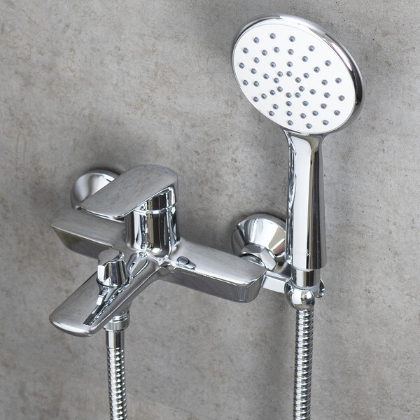 LM11414C Verba Смеситель для ванны с коротким изливом, дивертор с кер. пласт., с аксессуарами, хром LEMARK								