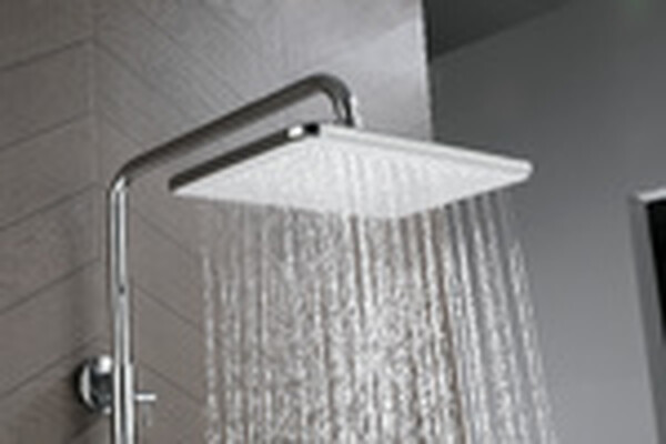 LM7013C Tropic Смеситель для ванны с верхней душевой лейкой "Тропический дождь", с поворотным изливом, белый/хром LEMARK	