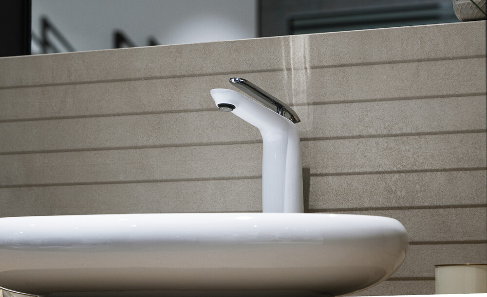 LM4909CW Melange Смеситель для умывальника высокий, монолитный, хром/белый LEMARK